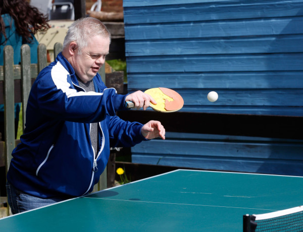 Un usuario de Cabrini House juega al tenis de mesa