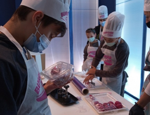 Las personas jóvenes de la Residencia ‘Massamagrell’ de Valencia potencian sus conocimientos culinarios en un taller de hamburguesas saludables