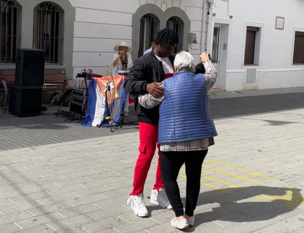 El joven que leyó el manifiesto baila con una vecina de Cubelles