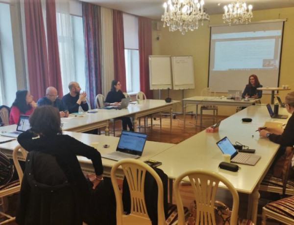 Representantes de los socios del proyecto, reunidos en una sala de conferencias