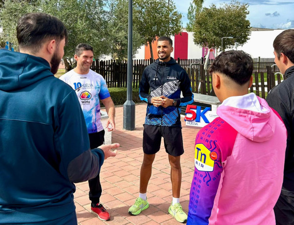 Zakaria conversa con varios jóvenes del centro