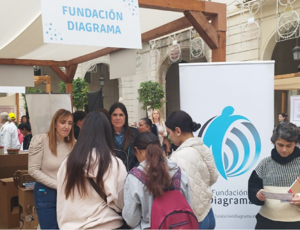 Un grupo de personas se interesa por la labor de Fundación Diagrama