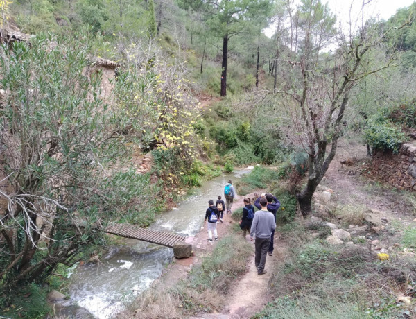 Los jóvenes atendidos en la residencia ‘La Villa’ de Villena (Alicante) realizan una ruta senderista por el Parque Natural de la Sierra de Espadán