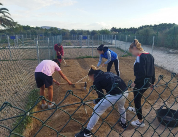 Las personas jóvenes atendidas en el Hogar ‘Oriola’ de Orihuela se suman al proyecto Huerto Urbano Ecológico