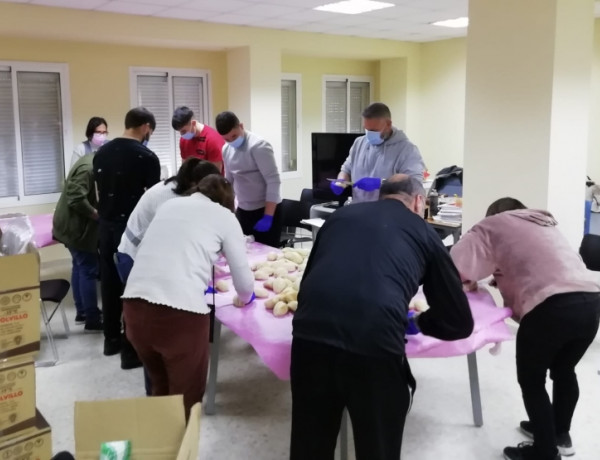 Los menores del centro ‘El Limonar’ de Alcalá de Guadaíra colaboran como voluntarios en la VI Carrera Benéfica de la Asociación Síndrome Down de Sevilla