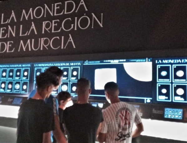 Jóvenes atendidos en el centro educativo ‘Las Moreras’ visitan el Museo Arqueológico de la Región de Murcia