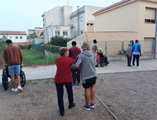 Varios jóvenes acompañan a personas mayores de la residencia en un paseo por Ulldecona