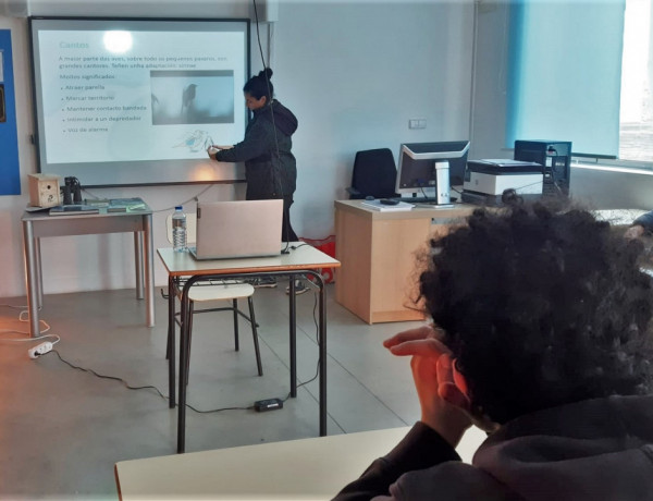 La profesional de SEO Birdlife, durante la charla explicativa en aula