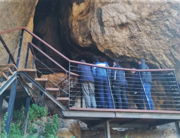 Los jóvenes, poco antes de entrar a la cueva