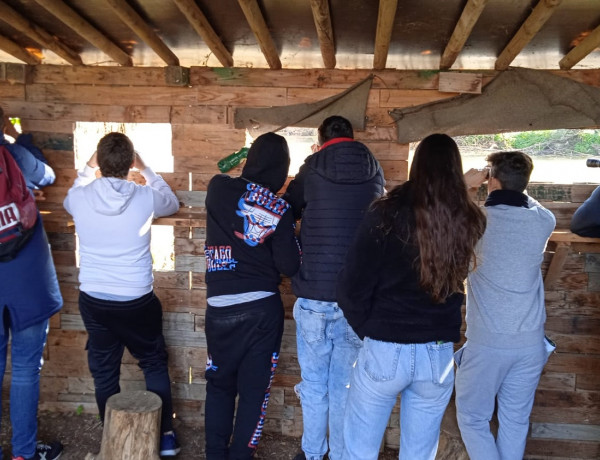 El grupo de jóvenes, durante la actividad de avistamiento de aves