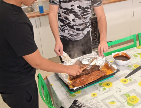 Los dos jóvenes, con el costillar recién salido del horno