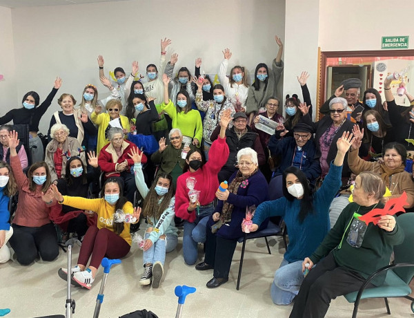 Foto de las jóvenes con las personas mayores de la residencia