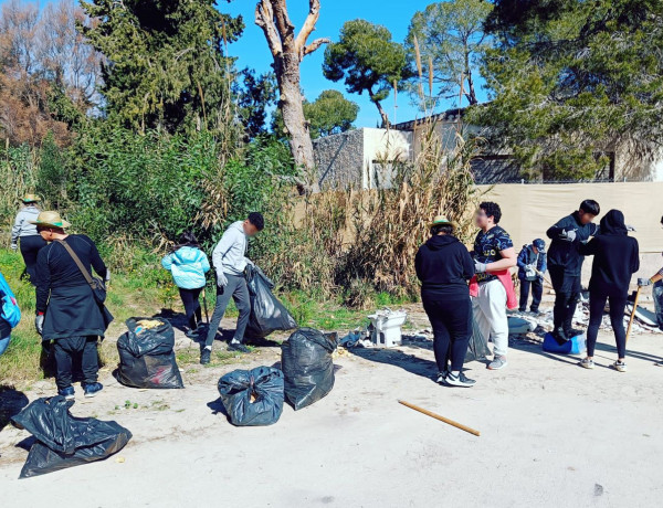 El grupo de voluntarios y voluntarias, durante la actividad de limpieza