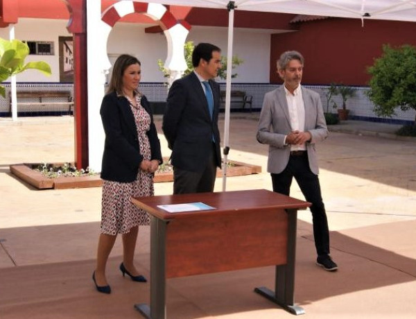 El director de Medina Azahara, Manuel Garramiola, con el consejero José Antonio Nieto