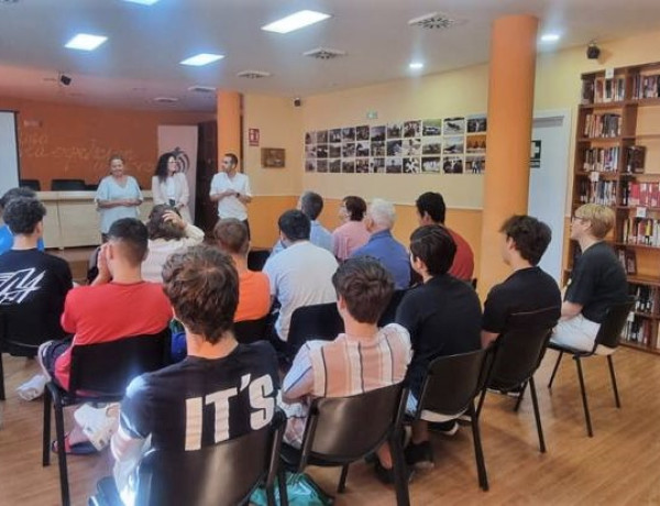 Los jóvenes asisten a la inauguración del taller