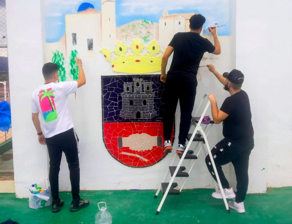 Los tres jóvenes de La Villa dan los últimos retoques al mural