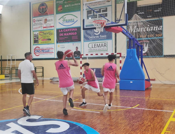 Los jóvenes de La Zarza entrenan los tiros a canasta antes del partido