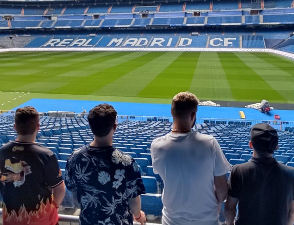 Los cuatro jóvenes observan el terreno de juego del Santiago Bernabéu