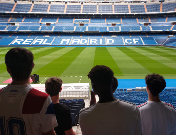 Grupo de chicos en las gradas del estadio Santiago Bernabeu