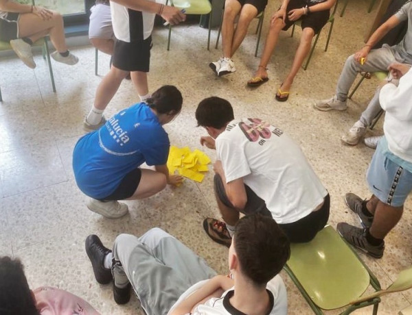 Varios jóvenes participan en una de las dinámicas del taller