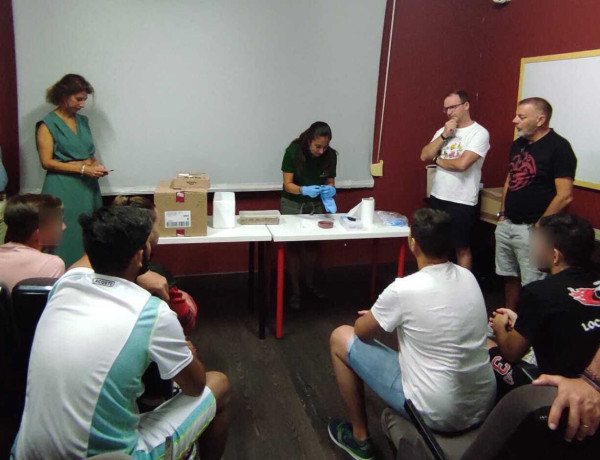 Técnica del CREA instruyendo a jóvenes y profesionales del centro Medina Azahara en el cuidado de polluelos