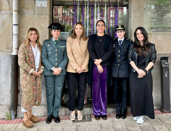 (i-d) Marta Cimas, Almudena González, Diana Mirones, Leticia Mejías, Tamara Cabello y Anabel Perales, integrantes de la mesa redonda