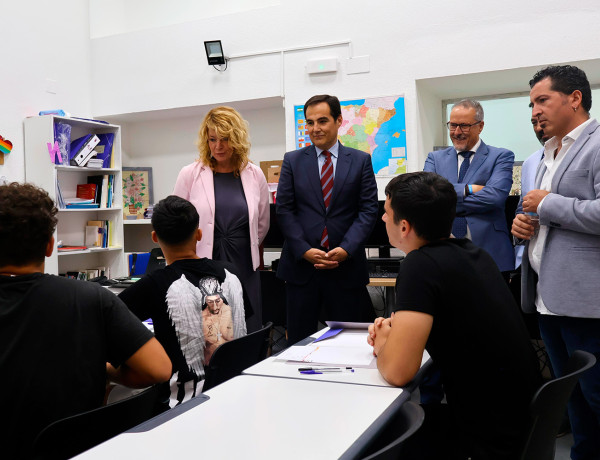 Pilar Miranda, José Antonio Nieto, José Manuel Moreno y Óscar Arias conversan con varios menores