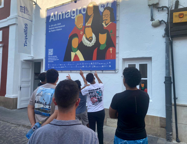 El grupo de jóvenes, frente al cartel del Festival de Teatro