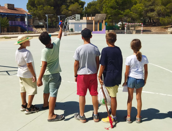 Los cinco niños, en la pista deportiva del albergue