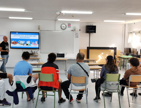 Jóvenes de la residencia ‘La Villa’ de Villena asisten a un taller para prevenir conductas adictivas relacionadas con las nuevas tecnologías