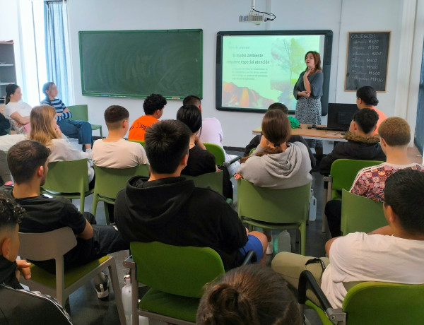 La educadora ambiental de Ecopatrimonio, en un momento de la charla