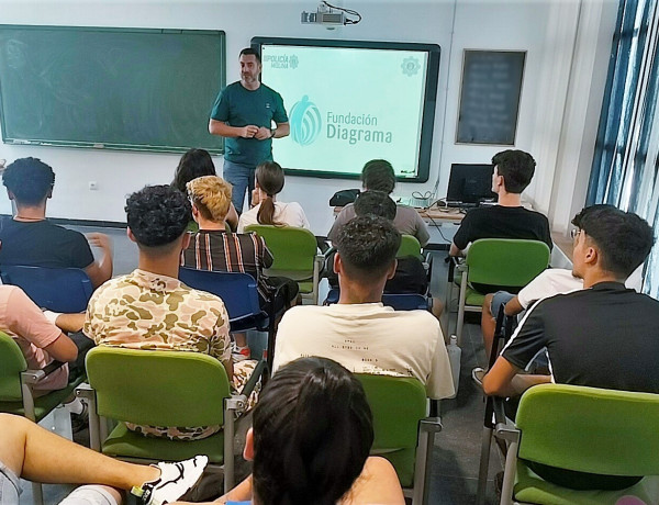 Uno de los agentes tutores durante la charla a los jóvenes