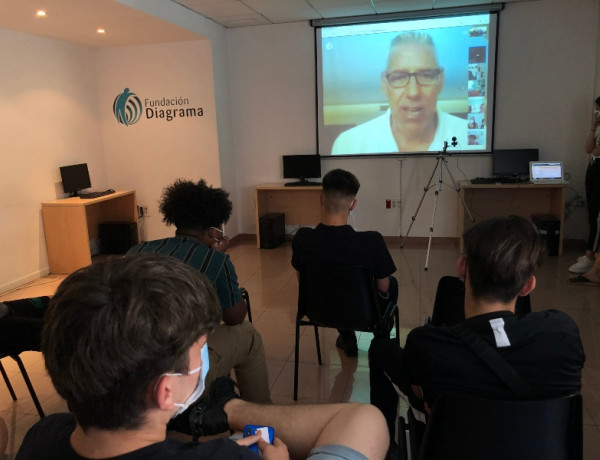 Quince jóvenes atendidos por Fundación Diagrama en Madrid asisten a una charla online del exbaloncestista Joe Arlauckas