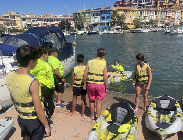 El grupo de niños y niñas se prepara para la salida en kayak