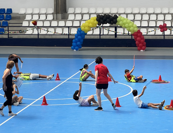 Los niños de la olimpiada intercentros participan en una de las pruebas