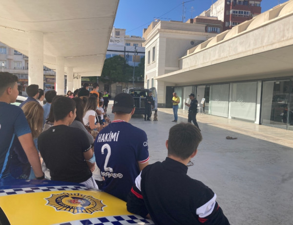 Jóvenes de distintos recursos gestionados por Fundación Diagrama en Alicante asisten a una exhibición de la Unidad Canina de la Policía Local