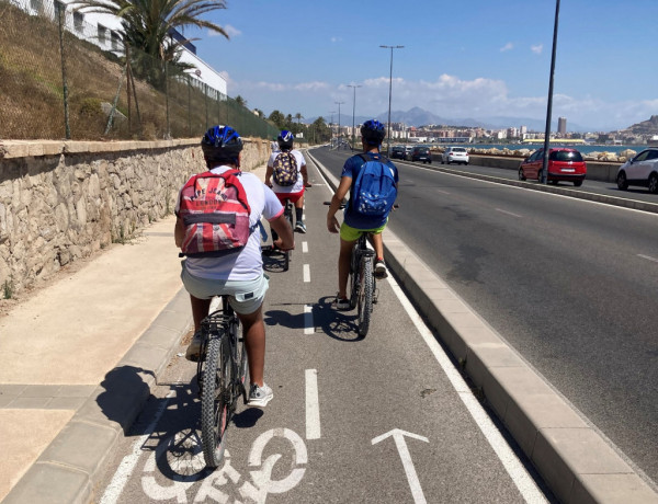 Un grupo de jóvenes del hogar ‘Benalúa’ de Alicante participa en actividades deportivas en torno a la seguridad vial