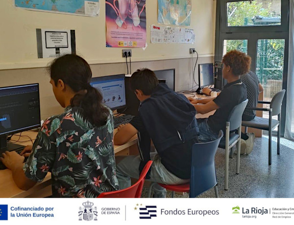 Cuatro jóvenes participan en uno de los talleres del programa