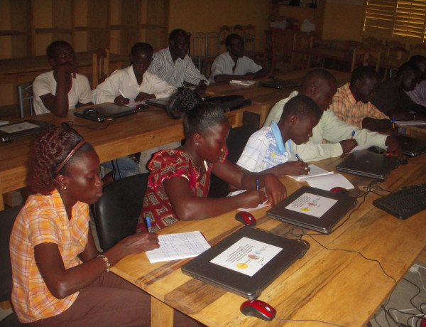 La asociación Diante Bou Bess enseña a más de 40 estudiantes de Sandiara (Senegal) el uso de herramientas informáticas