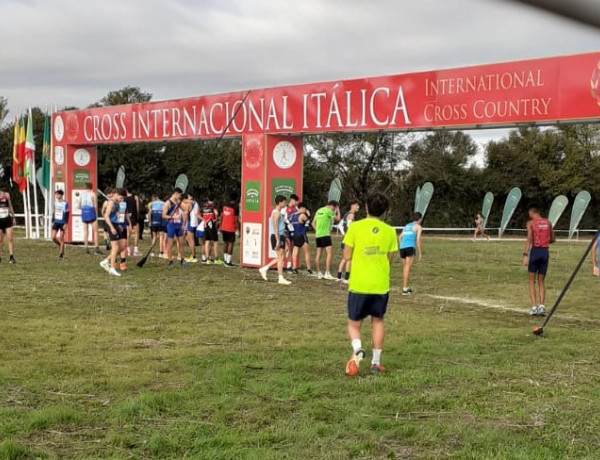 Varios corredores se preparan para la salida, mientras el joven de Los Alcores se acerca a la meta de espaldas a la cámara