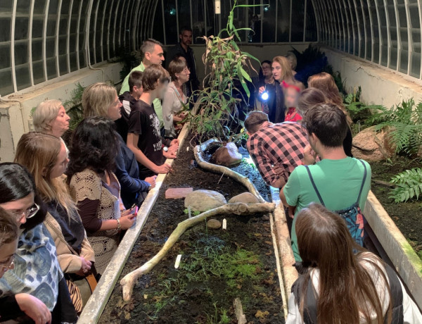 Una monitora del Jardín Botánico explica al grupo las propiedades de una de las plantas