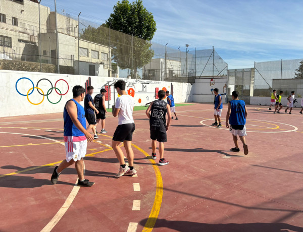 Jóvenes atendidos en el centro ‘El Limonar’ de Alcalá de Guadaíra disfrutan de una jornada de convivencia centrada en el deporte