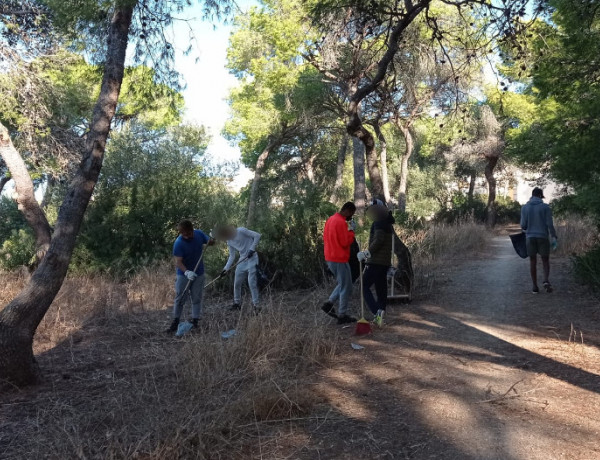 Jóvenes atendidos en la casa de emancipación ‘Las Canteras’ de Puerto Real (Cádiz) realizan una acción de voluntariado medioambiental en el municipio. Fundación Diagrama. Andalucía 2020.