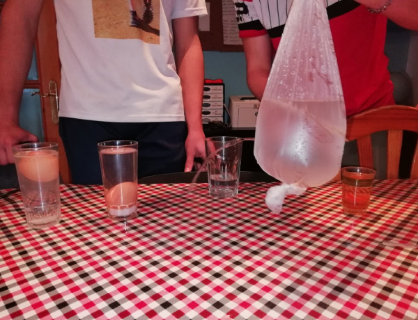 Los jóvenes atendidos en el centro de acogida ‘Ullals III’ de Ulldecona (Tarragona) se suman al Día Mundial del Agua con un taller educativo práctico. Fundación Diagrama. Cataluña 2020.