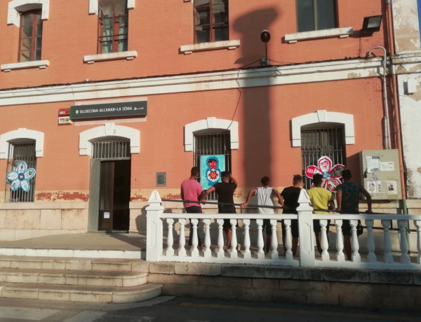 Los jóvenes atendidos en el centro de acogida ‘Ullals III’ de Ulldecona (Tarragona) colaboran en la organización de las fiestas Quinquennals 2019. Fundación Diagrama. Cataluña 2019.