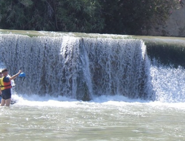 Los jóvenes atendidos en el centro de día ‘Levante’ de Alicante realizan un descenso en rafting por el río Segura. Fundación Diagrama. Comunidad Valenciana 2019.