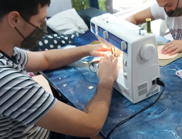 Jóvenes atendidos en el centro ‘La Jara’ de Alcalá de Guadaíra (Sevilla) llevan a cabo un taller de elaboración de mascarillas. Fundación Diagrama. Andalucía 2020.