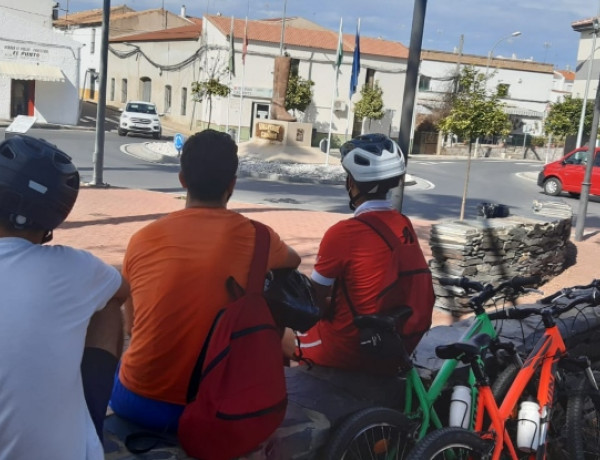 Los jóvenes atendidos en el centro ‘Odiel’ de Huelva participan en una ruta en bicicleta por las marismas del municipio. Fundación Diagrama. Andalucía 2020.