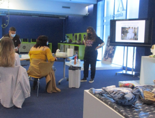 Jóvenes atendidos en la residencia ‘Anassim’ de Llanera de Ranes (Valencia) llevan a cabo un taller de artesanía fallera. Fundación Diagrama. Comunidad Valenciana 2020.