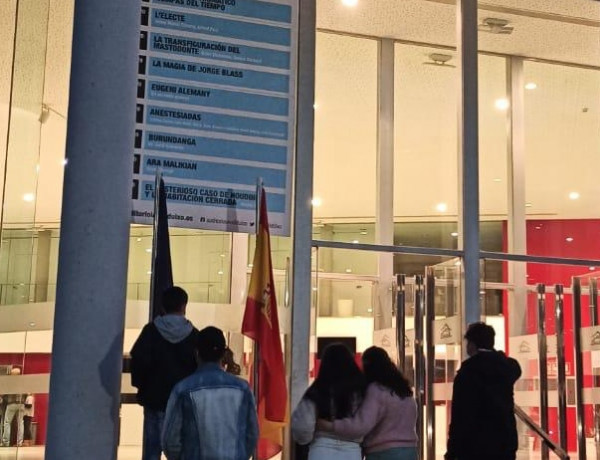 Los jóvenes atendidos en la residencia ‘Mas de la Pinaeta’ en Gátova (Valencia) asisten a una obra de teatro musical